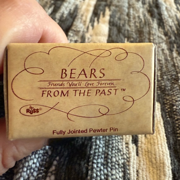 Charming Teddy Bear Brooch in Gold Tone - Picture 2 of 3